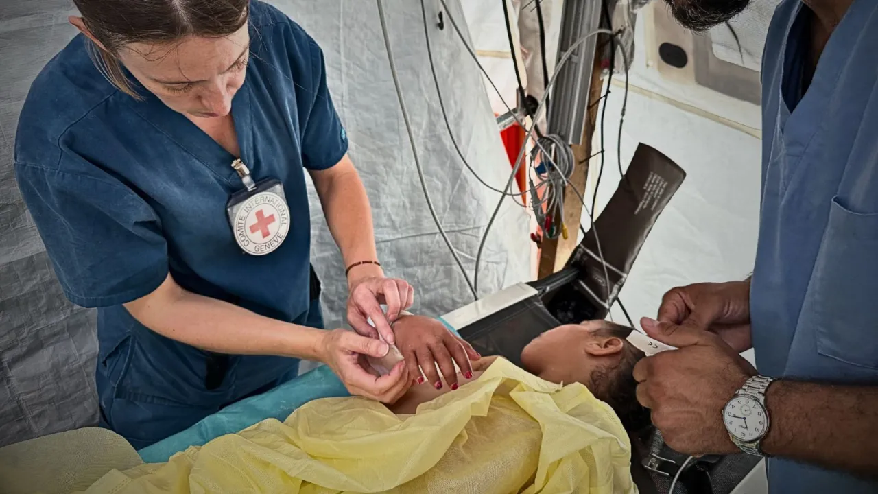 ICRC phsyiotherapist, Rieke Hayes, with a patient at the Red Cross Field Hospital in Rafah ICRC phsyiotherapist, Rieke Hayes, with a patient at the Red Cross Field Hospital in Rafah