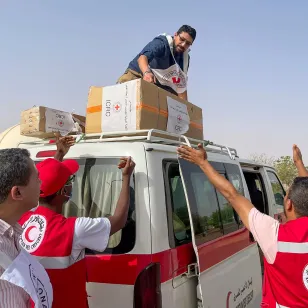 The ICRC supplies electronic and logistic gear to the Egyptian Red Crescent, enabling Sudanese arrivals to keep in touch with their families.