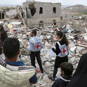 An ICRC team assesses the damages from the fighting in Yemen (2015). Thomas Glass/ICRC.