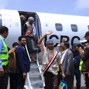 Sanaa airport, Yemen (2023). Operation of release and repatriation of persons detained in connection with the conflict in Yemen, under the supervision of the ICRC. Former detainees get off the ICRC plane. Safwan Al-Ekam/ICRC