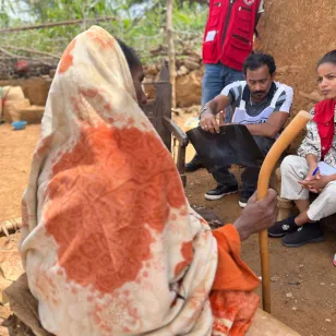 The ICRC talks to a victim of an accident by weapon contamination in the Tigray region.