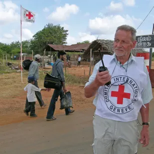 An ICRC delegate at a crossing point between front lines during a ceasefire in Sri Lanka.