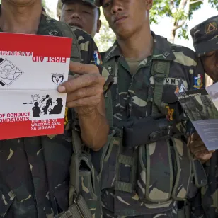 Members of an armed force group during an ICRC briefing on international humanitarian law.