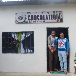 Personal de la Cruz Roja en la puerta de una chocolatería en Arauca, Venezuela