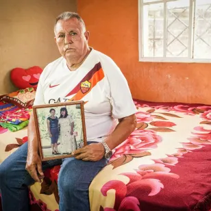 Don Héctor sujeta la fotografía de su hija y esposa