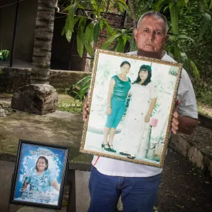 Don Héctor sujeta las fotografías de su hija y esposa