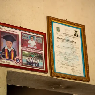 Una pared con diplomas colgados de Wendy Manueles