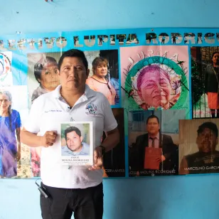 Familiar de Lupita y Josué, sostiene su retrato