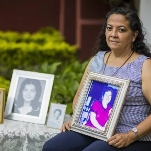 Un familiar de Consuelo Dorantes, junto a retratos de sus seres queridos desaparecidos 