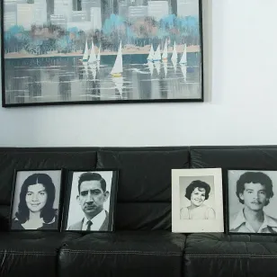 Retratos de los seres queridos desaparecidos de doña Cony 