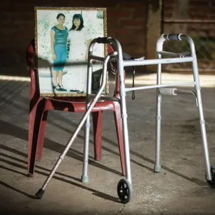 La fotografía de Marcelina y Marisela en una silla.