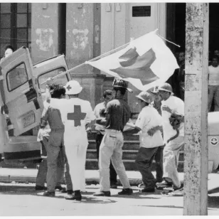 ICRC Archives Evacuation of the injured in Guatamala City. Photo: MARTIN, François Evacuation of the injured in Guatamala City