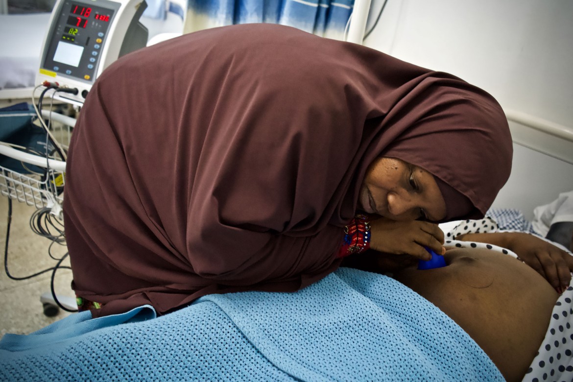 كيف تتمكن القابلات في الصومال من أداء عملهن؟ | اللجنة الدولية للصليب الأحمر