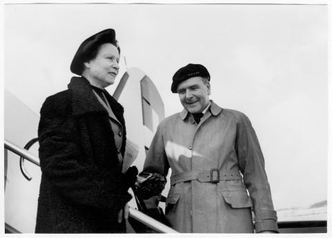 Geneva airport. Departure of the ICRC mission to Beijing. Paul Ruegger, president of the ICRC (1948-1955), with his wife.