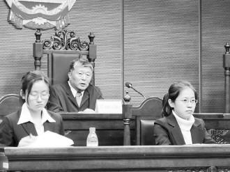 模拟法庭上的刘大群（中）。