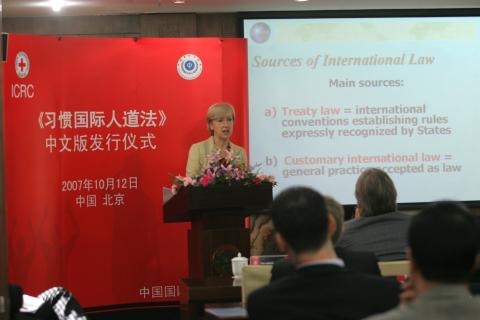 Professor Louise Doswald-Beck, Director of the University Centre for Humanitarian Law and Human Rights, delivering her presentation of the Customary IHL Study in Beijing on12 October 2007