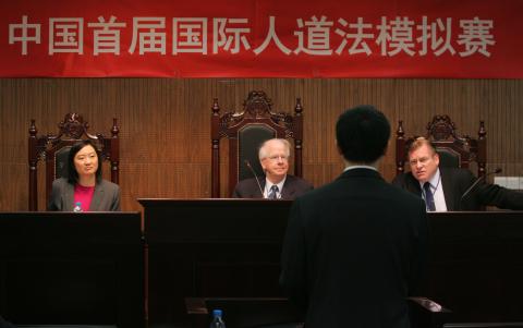 Beijing, Renmin University. Scene from the final at the first Red Cross IHL inter-university moot court competition for Mainland China.
