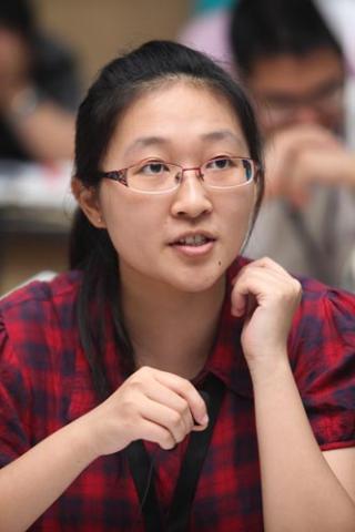 来自清华大学法学院的三年级的女孩刘雨晴是整个研讨班里唯一一名本科生。 大学毕业后，她打算前往荷兰莱顿大学继续攻读国际公法。 