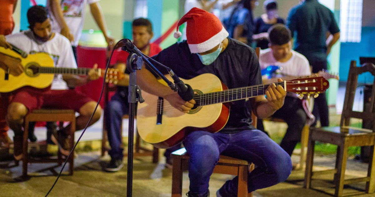 Brasil: en esta Navidad, la música lleva esperanza a un hogar de menores |  Comité Internacional de la Cruz Roja
