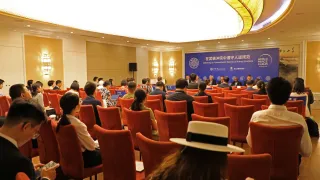 在第十二届世界和平论坛期间，红十字国际委员会与清华大学国际关系研究院于2024年7月7日共同举办了“在武装冲突中遵守人道规范”专题小组会。