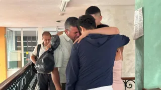 Familiares abrazan a una persona liberada en Colombia.