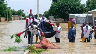 Nigerian Red Cross volunteers help to rescue victims of the Maiduguri floods.