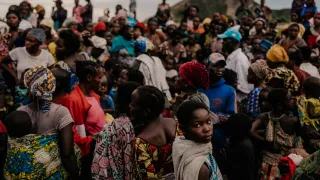En el campamento de desplazados en Lac Vert, un grupo de civiles espera que distribuyan alimentos.