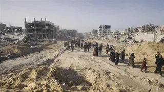 Return-to-North-Gaza-ICRC-07 People walking along a dusty road