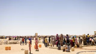 – Sudanese refugees at the transit site in Tiné, Eatern Chad, fetching water in the only water point available.  – Sudanese refugees at the transit site in Tiné, Eatern Chad, fetching water in the only water point available.