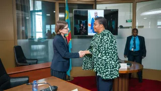 La présidente du CICR en RDCongo pour sa première visite officielle. Kinshasa, 08 mai 2025. La présidente du CICR rencontre la Première ministre de la RDC, Judith Suminwa Tuluka, lors de sa première visite officielle dans le pays. Mirjana Spoljaric était accompagnée de Patrick Youssef, directeur régional Afrique du CICR, et de François Moreillon, chef de la délégation du CICR en RDC.