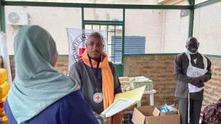 Remise d'attestation à une détenue Remise d'attestation à une détenue