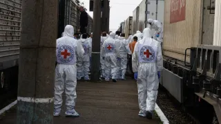 ICRC staff observing a transfer of human remains between Russia and Ukraine in June 2025.  ICRC staff observing a transfer of human remains between Russia and Ukraine in June 2025.