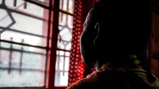 Photo d'une victime de violences sexuelles, vue de dos, RD Congo. Jonathan Busasi / CICR Photo d'une victime de violences sexuelles, vue de dos, RD Congo