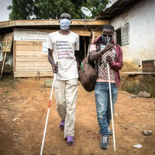 The lockdown is particularly hard for blind people in Cameroon. On the rare occasions when they do go out, they take all the precautions they can. Daniel Beloumou/ICRC