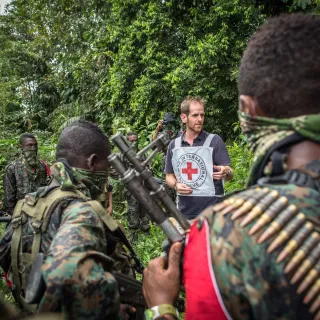 Colombia (2014). An ICRC employee with members of the ELN armed discussing the principles of international humanitarian law. Juan Arredondo/ICRC