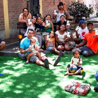 Personas de una comunidad peruana asistida por el CICR durante la pandemia de COVID-19.