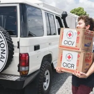 A equipe do CICV carrega caixas de ajuda humanitária no Brasil durante a pandemia da COVID-19.