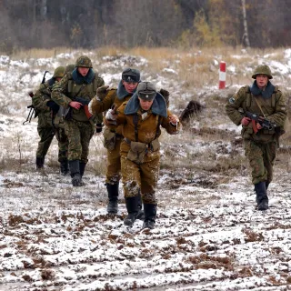 Field exercise during a course on international humanitarian law in Russia (2002). Escorting prisoners of war. Fred Clarke/ICRC Field exercise during a course on international humanitarian law in Russia.