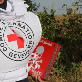 « Danger Mines » signs Near Berezovoye check point. An ICRC delegate is installing « Danger Mines » signs