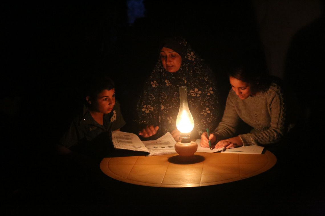 Gaza: Umfrage zeigt schwere Folgen regelmässiger Stromausfälle für Familien