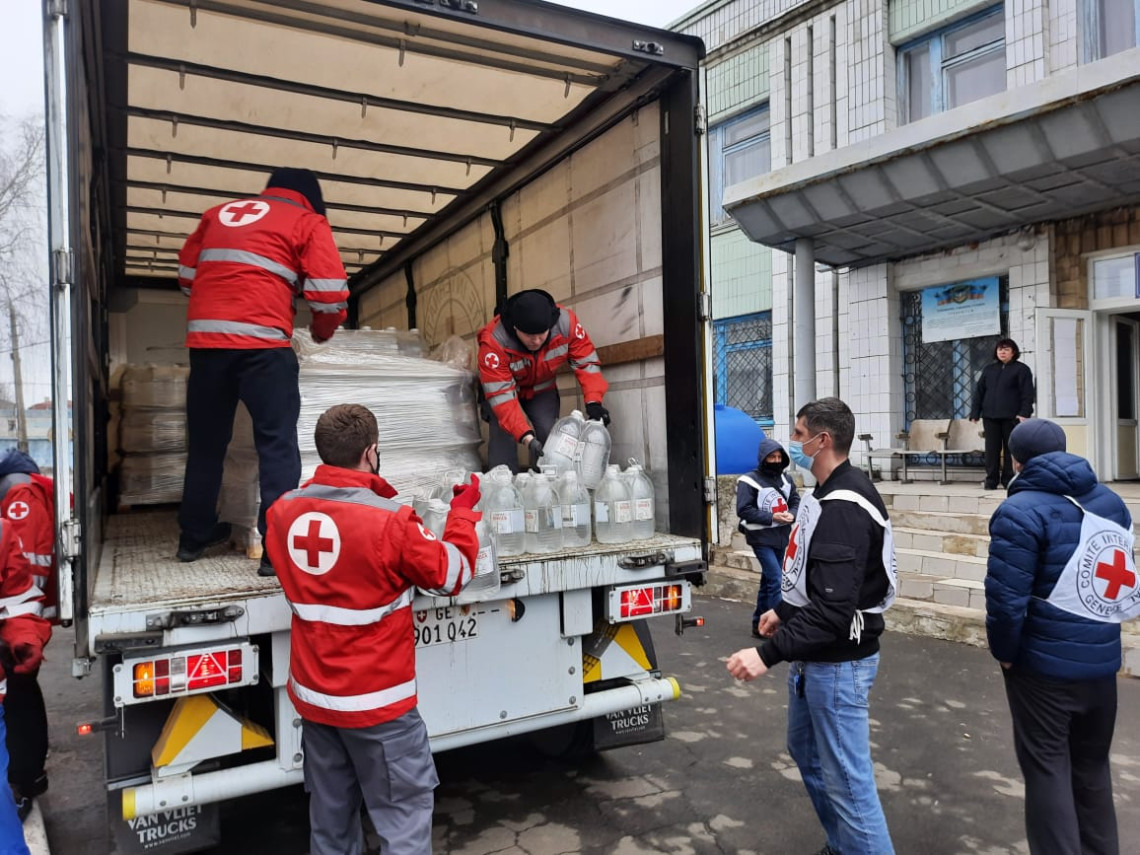 Equipes do CICV e da Cruz Vermelha Ucraniana realizam uma distribuição de água em Olenovka.