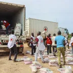 Tchologo region. Joint distribution of seeds and agricultural tools from the ICRC and the Red Cross Society of Côte d’Ivoire. Yapo Ange-Eustache Agbe/ICRC Joint distribution of seeds and agricultural tools from the ICRC and the Red Cross Society of Côte d’Ivoire in Tchologo region.