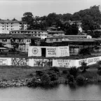 Cidade com paredes pintadas com uma cruz vermelha e textos que dizem "Respete os civis", "Respeite os valores humanos", "Respeite as vítimas da guerra" e "Respeite a dignidade humana".