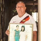 Don Héctor Aristondo sostiene el retrato de su hija Marisela Cecibel, desaparecida en 2006