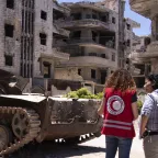 An ICRC weapons contamination specialist talks to a Syrian Arab Red Crescent staff member during an explosive ordnance disposal training session. Ammar Saboh/ICRC