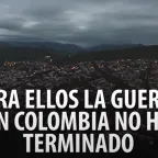 Vista panorámica de una ciudad detrás de una leyenda que dice: Para ellos la guerra en Colombia no ha terminado.