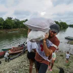 ICRC staff delivers food kits in Colombia.