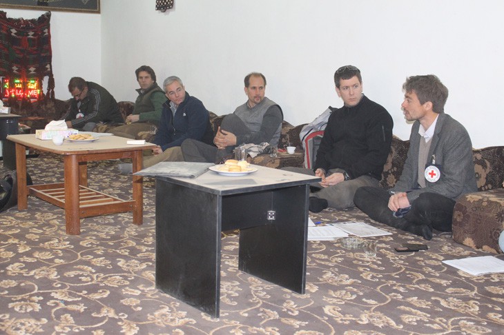 ICRC sub-delegation, Ruweyshid, Jordan.  The head of the Ruweyshid sub-delegation briefs the CSG members on the situation and the ICRC's work in the area.