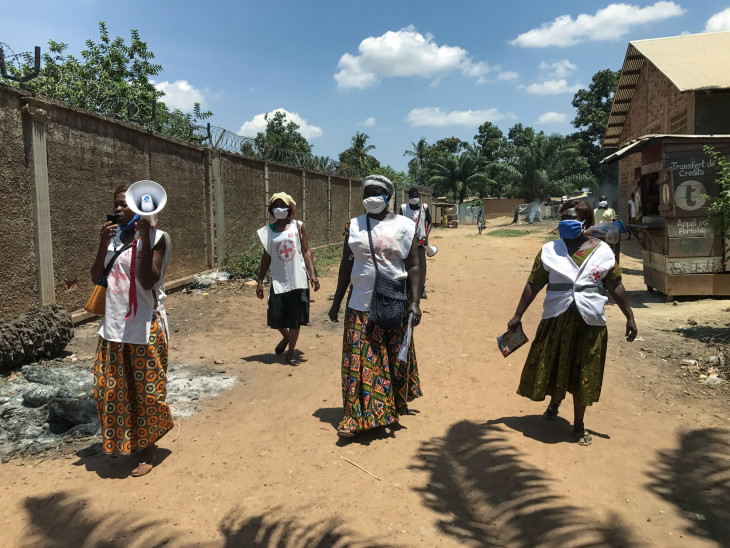 Plus de 400 volontaires de la Croix-Rouge centrafricaine sont en première ligne dans la sensibilisation de proximité des communautés à la Covid-19 et aux gestes barrières. C. L. Boua/CICR