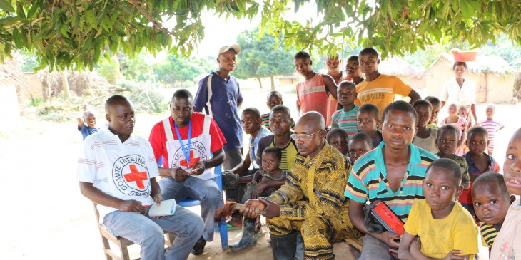 L’équipe du CICR discute des besoins humanitaires des habitants de Kansonge avec le chef de terres. 